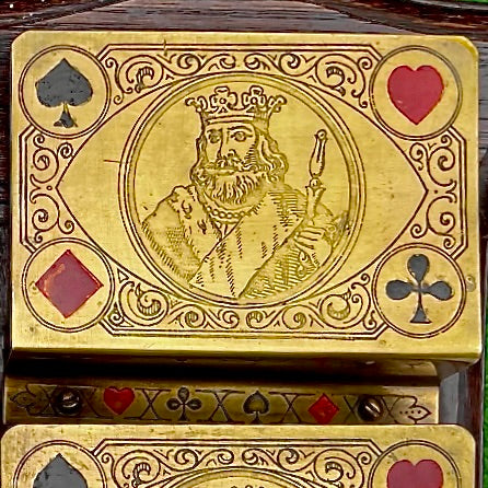 Porte-Cartes Mural en Laiton Gravé et Bois Décor Jeu De Cartes Ancien - Années 50