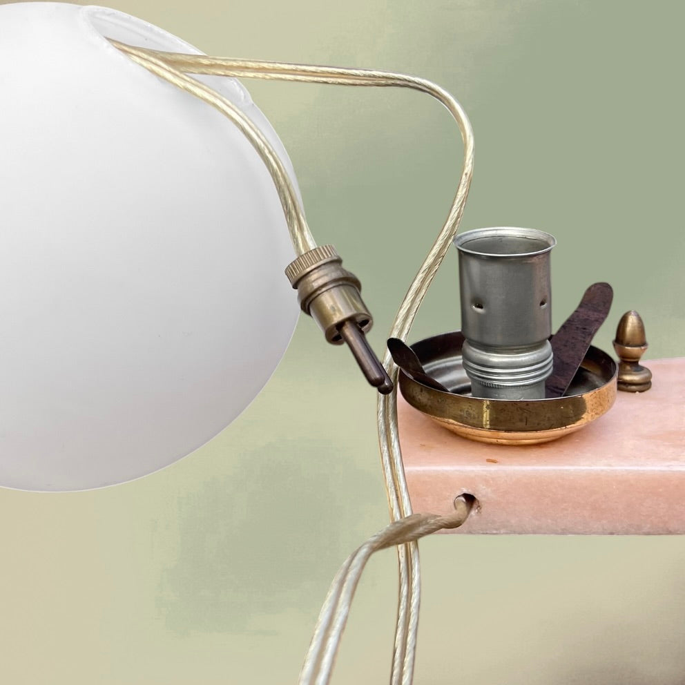 Lampe de Chevet Art Déco en Marbre Rose Globe Opalin Cadre Photo Biseauté – Années 40
