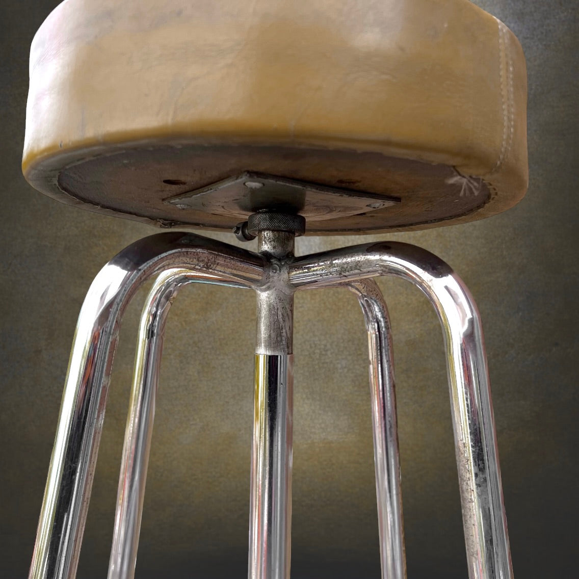 Haut Tabouret Industriel Réglable en Métal Chromé et Cuir Beige – Années 50 60