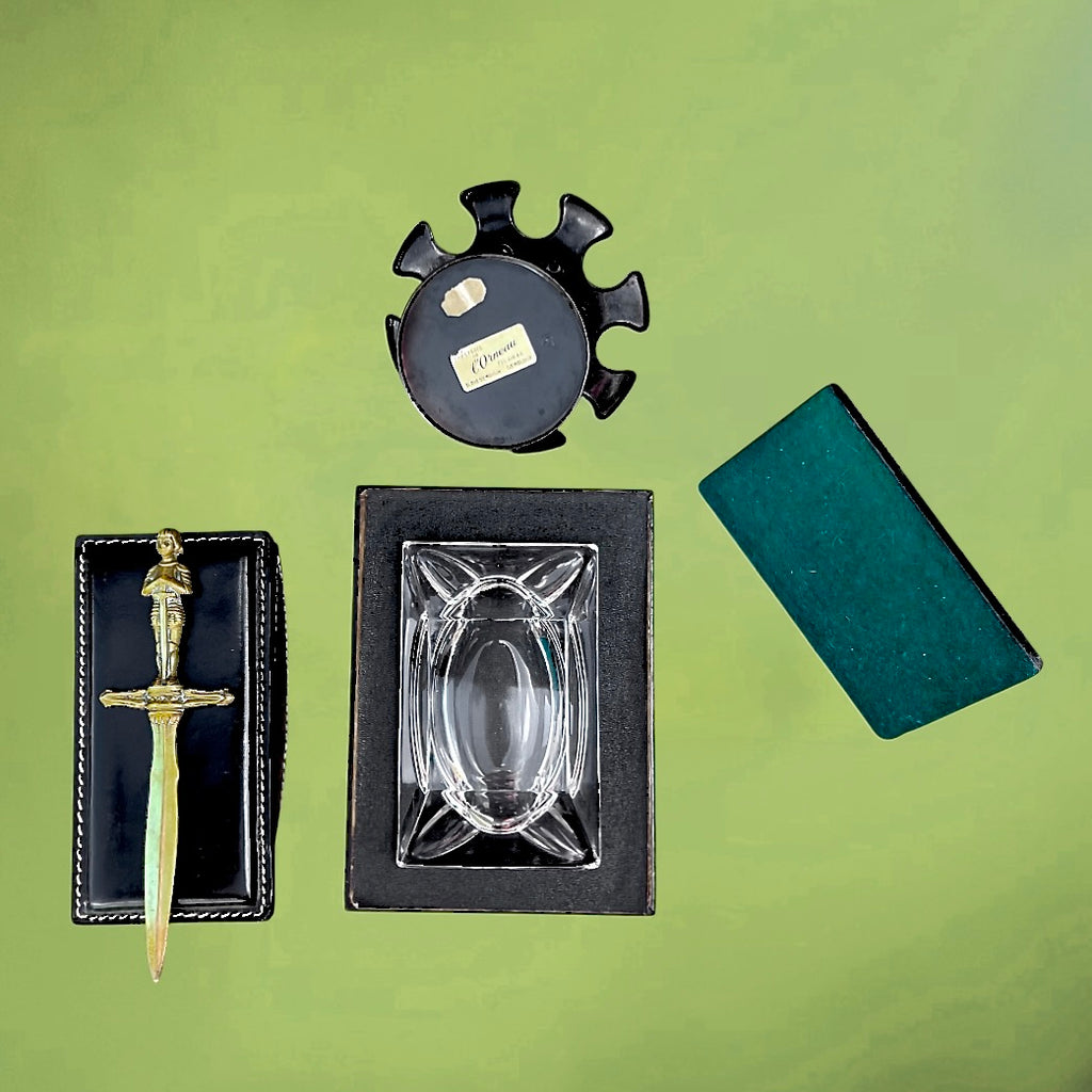 Set De Bureau Ancien en Cuir Noir Calendrier Perpétuel Laiton Doré Coupe-Papier Cristal – Années 50