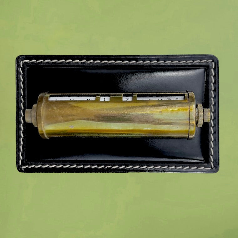 Set De Bureau Ancien en Cuir Noir Calendrier Perpétuel Laiton Doré Coupe-Papier Cristal – Années 50