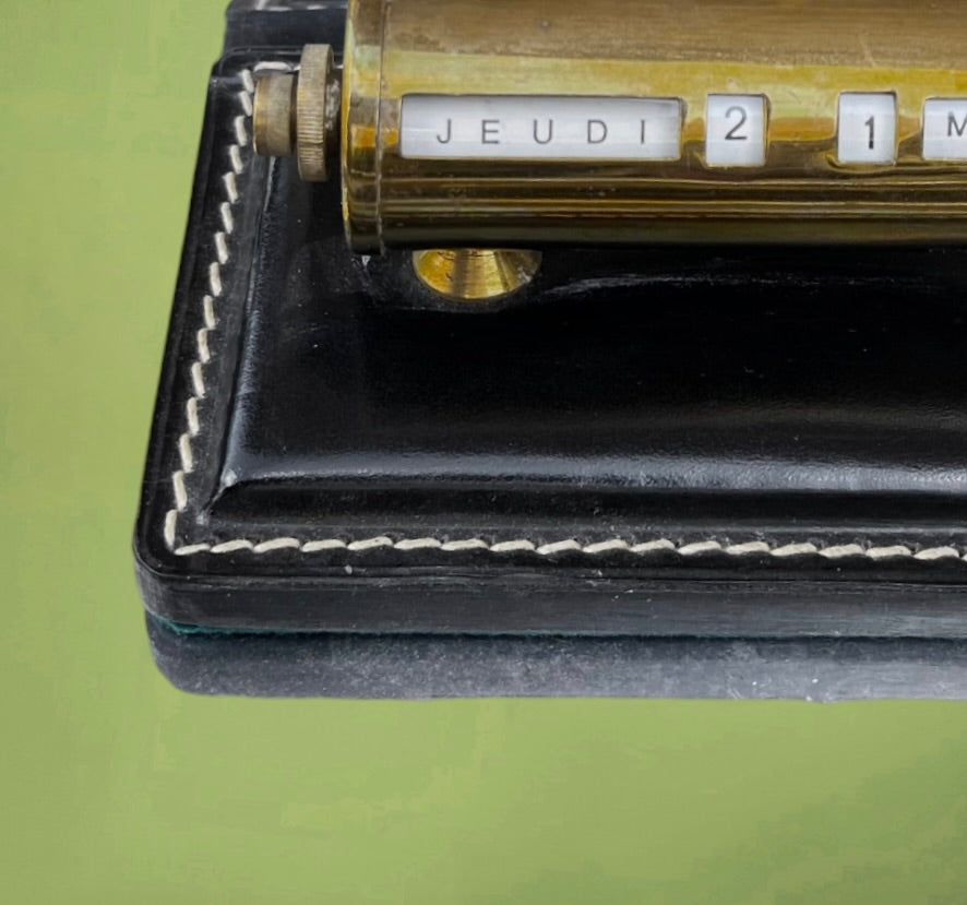 Set De Bureau Ancien en Cuir Noir Calendrier Perpétuel Laiton Doré Coupe-Papier Cristal – Années 50