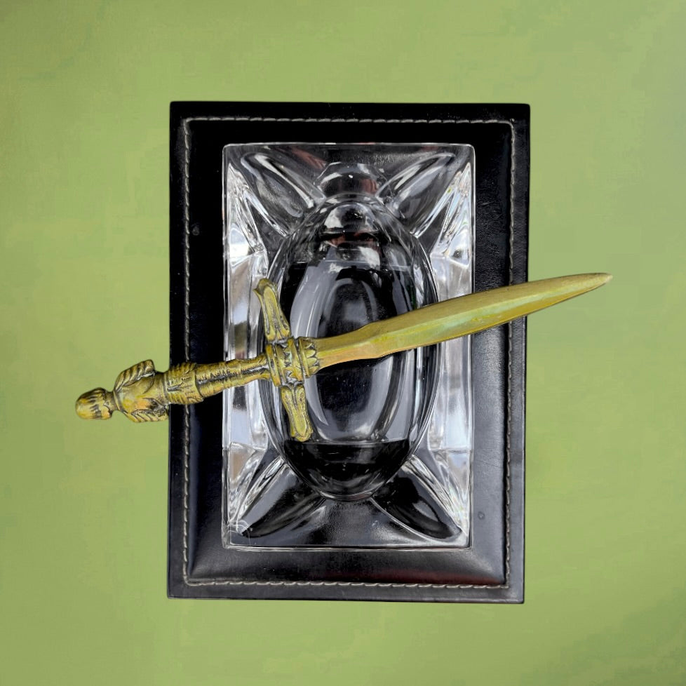 Set De Bureau Ancien en Cuir Noir Calendrier Perpétuel Laiton Doré Coupe-Papier Cristal – Années 50