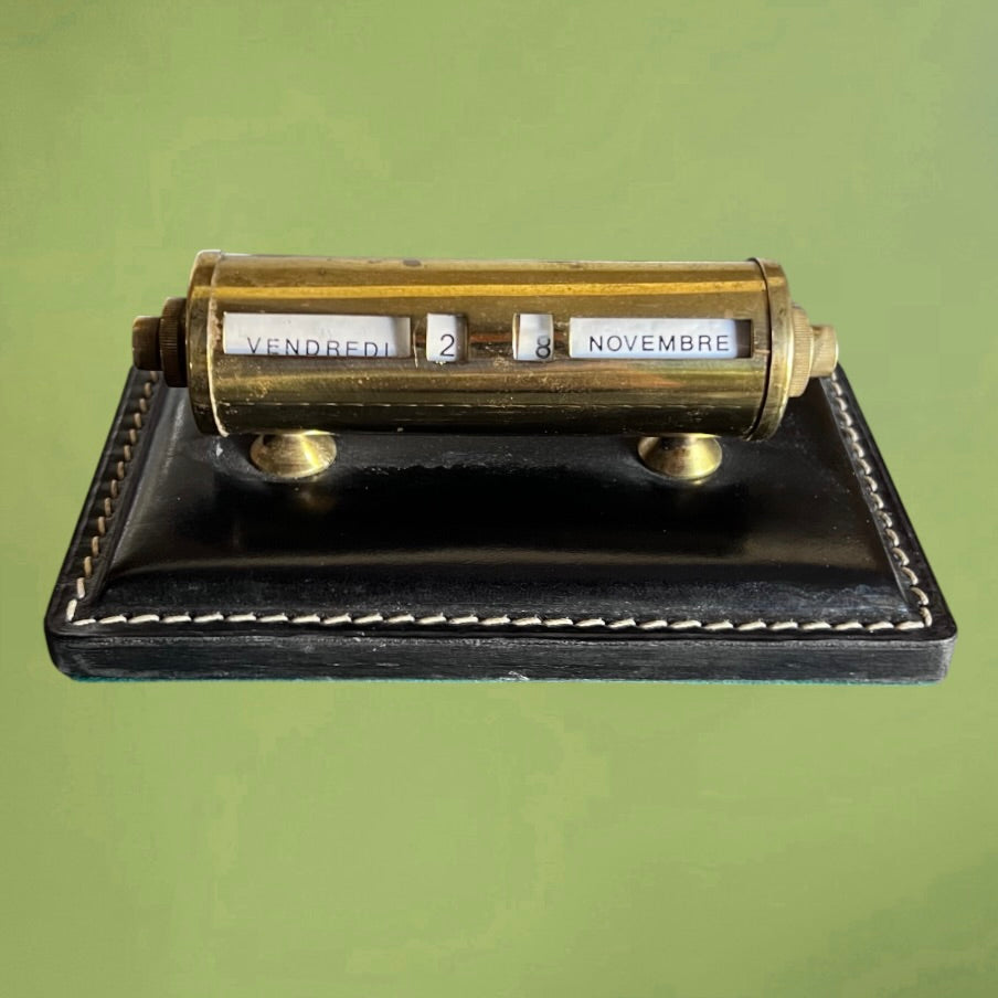 Set De Bureau Ancien en Cuir Noir Calendrier Perpétuel Laiton Doré Coupe-Papier Cristal – Années 50
