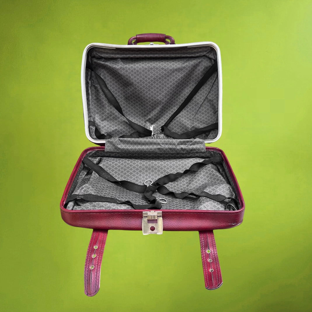 Petite Valise en Skaï Bordeaux Boucles Métal  – Années 70