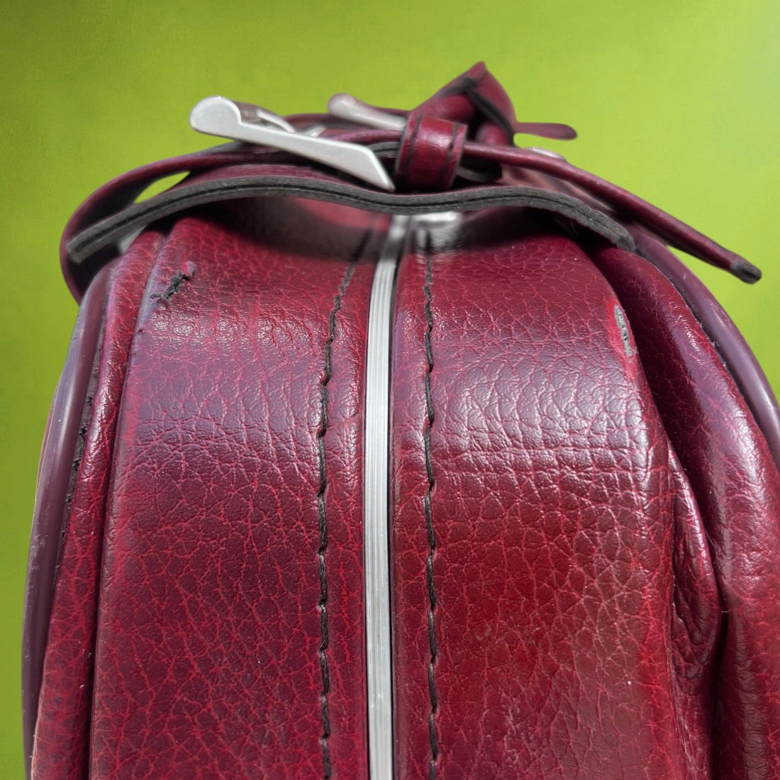 Petite Valise en Skaï Bordeaux Boucles Métal  – Années 70