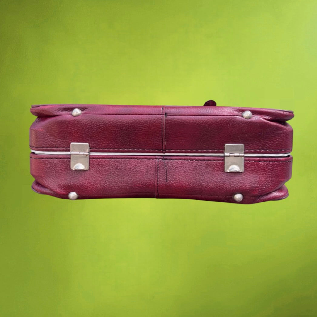 Petite Valise en Skaï Bordeaux Boucles Métal  – Années 70