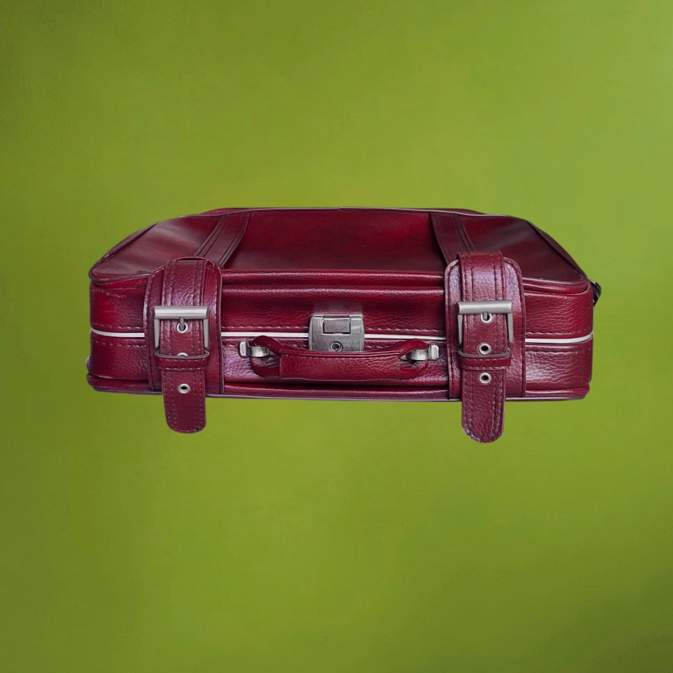 Petite Valise en Skaï Bordeaux Boucles Métal  – Années 70