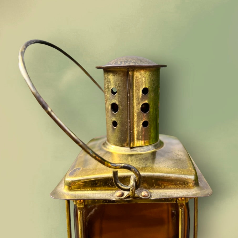 Bouteille Musicale Reuge en Verre Ambré et Laiton Mélodie “Auf Wiederseh’n, Sweetheart” – Années 50