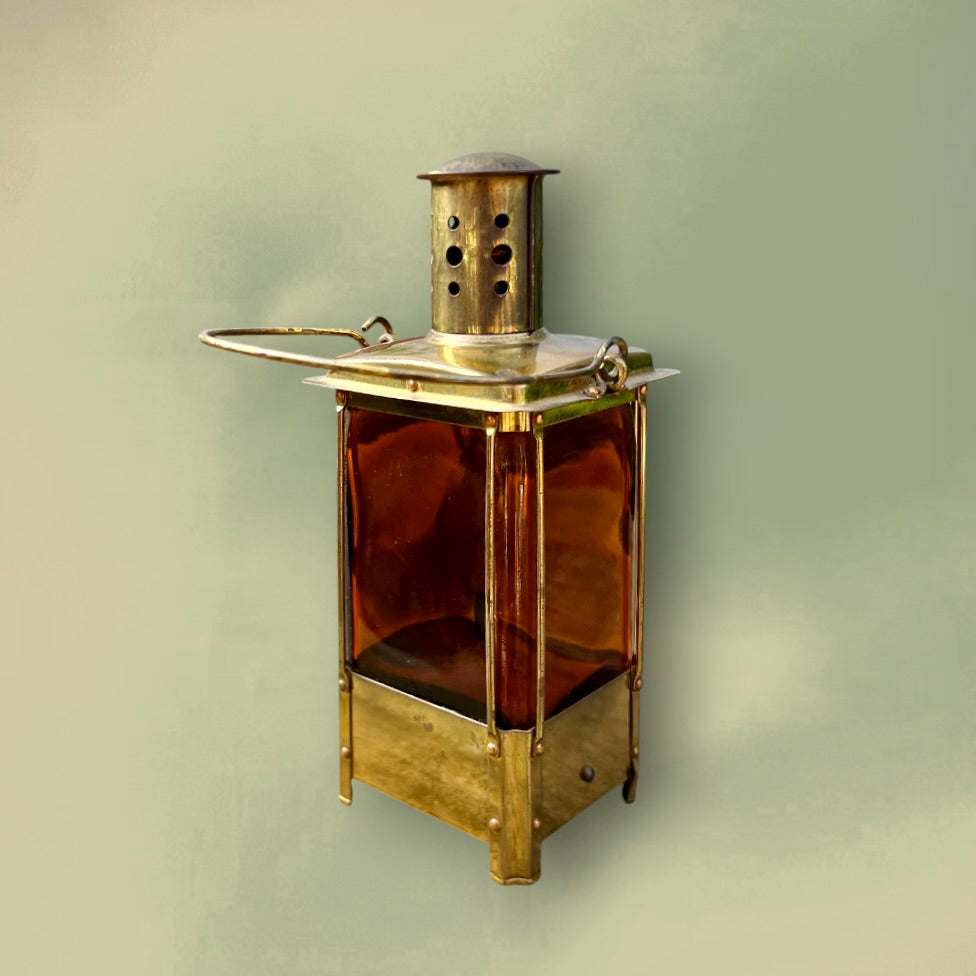 Bouteille Musicale Reuge en Verre Ambré et Laiton Mélodie “Auf Wiederseh’n, Sweetheart” – Années 50