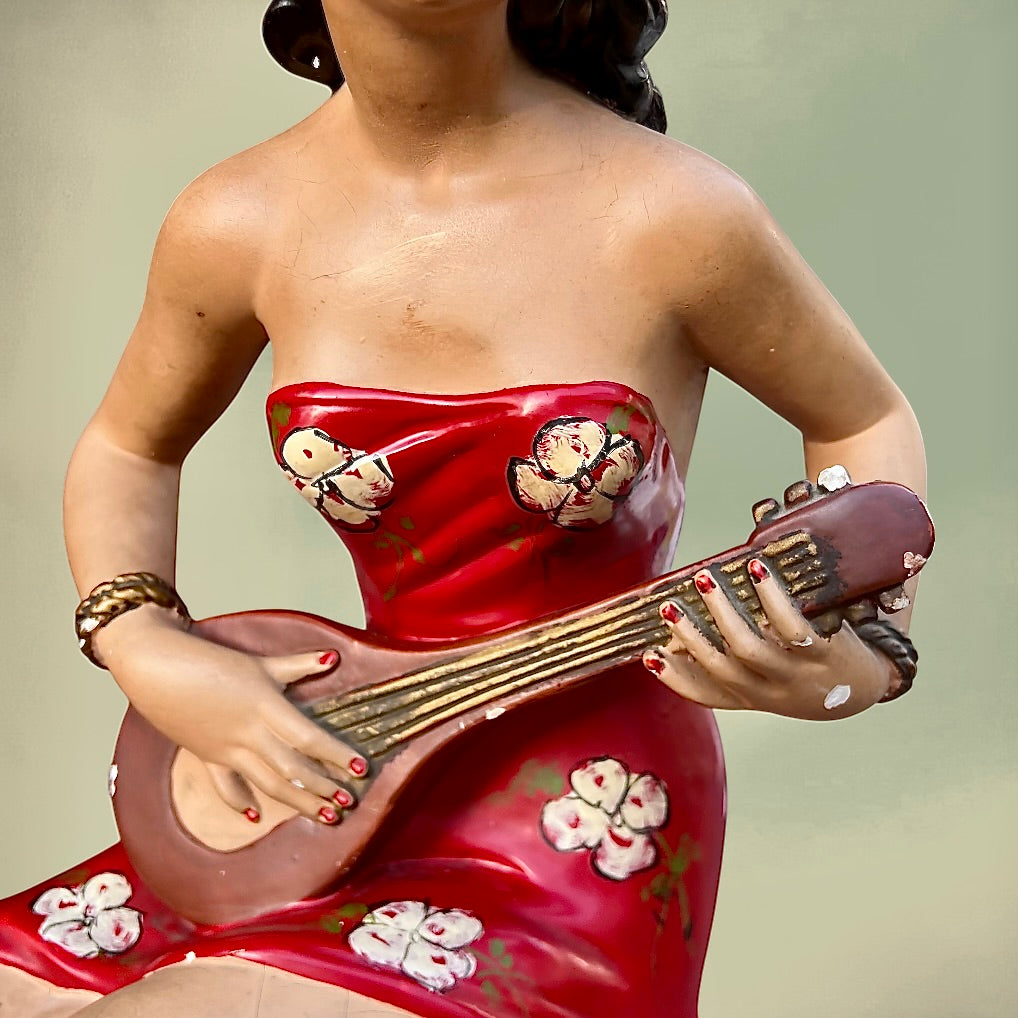 Sculpture Femme Tahitienne au Ukulélé en Plâtre Polychrome Signée S. Melani – Années 30 50