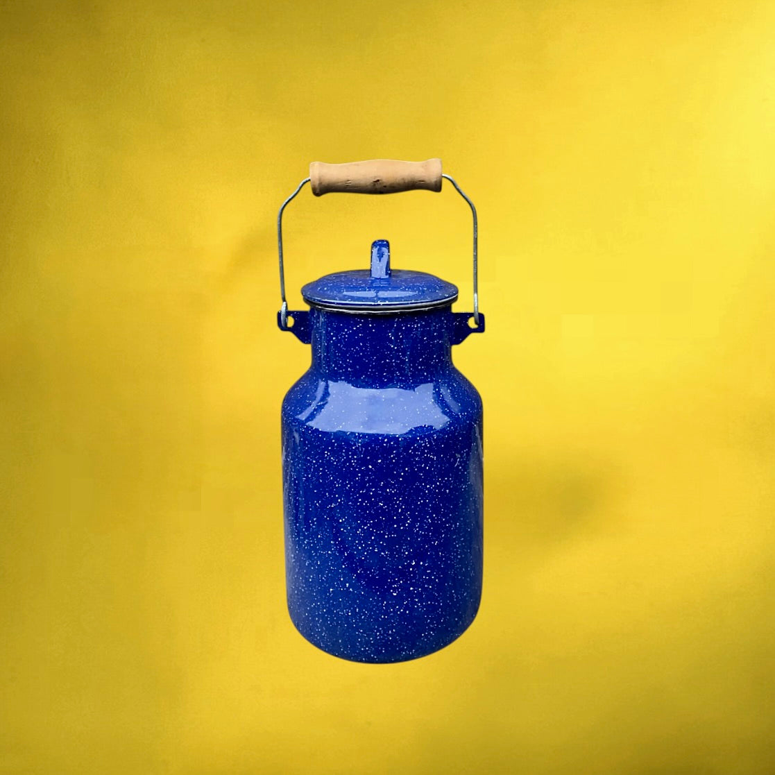 Bidon À Lait Ancien en Tôle Émaillée Bleu Moucheté Couvercle Bois – Années 50
