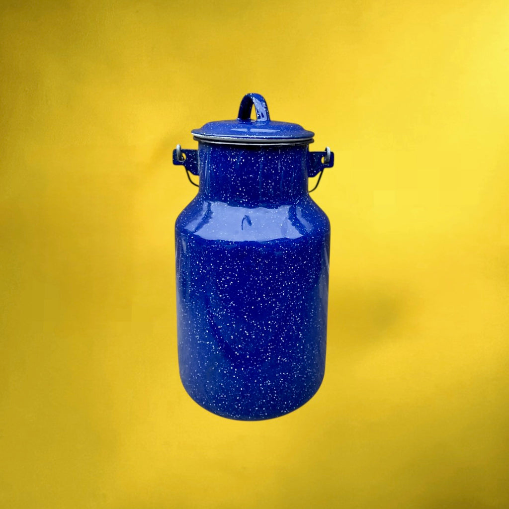Bidon À Lait Ancien en Tôle Émaillée Bleu Moucheté Couvercle Bois – Années 50