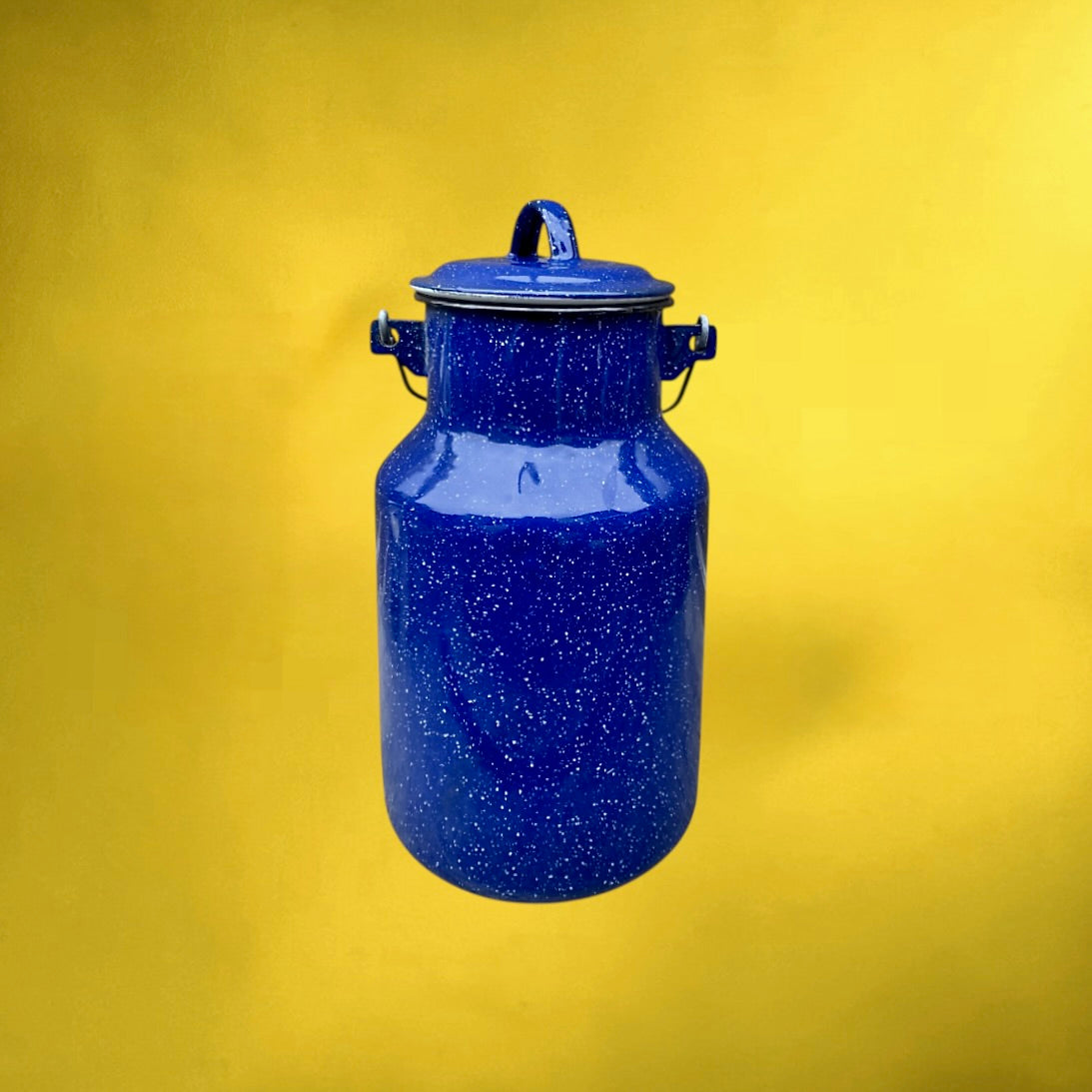 Bidon À Lait Ancien en Tôle Émaillée Bleu Moucheté Couvercle Bois – Années 50