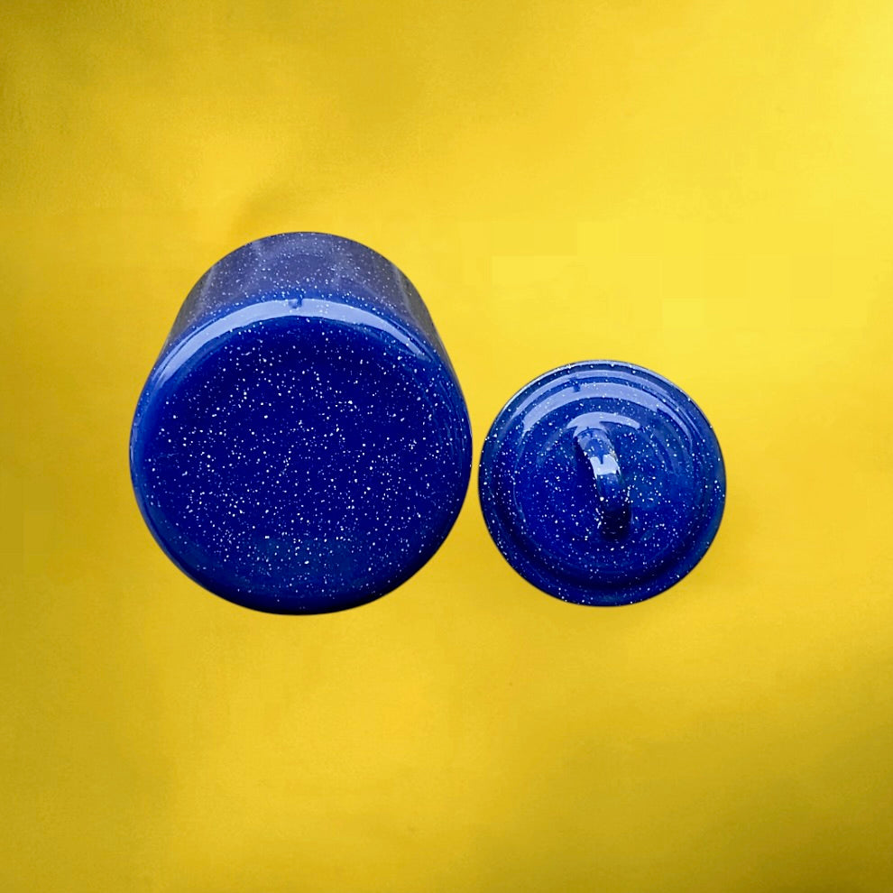 Bidon À Lait Ancien en Tôle Émaillée Bleu Moucheté Couvercle Bois – Années 50
