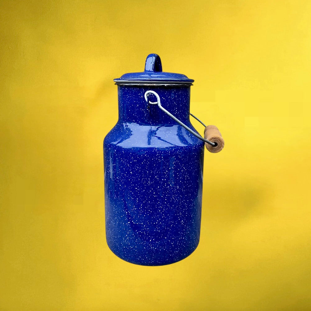 Bidon À Lait Ancien en Tôle Émaillée Bleu Moucheté Couvercle Bois – Années 50