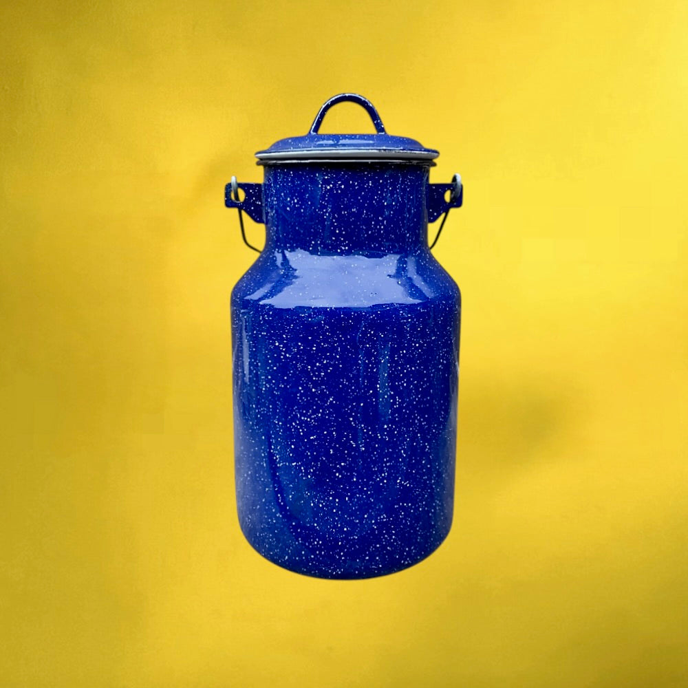 Bidon À Lait Ancien en Tôle Émaillée Bleu Moucheté Couvercle Bois – Années 50