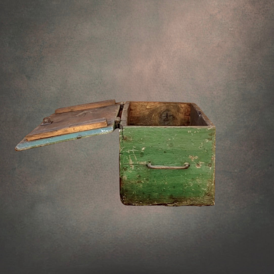 Malle De Voiture Ancienne En Bois Vert Patiné Renforts Métal – Années 1920 1940