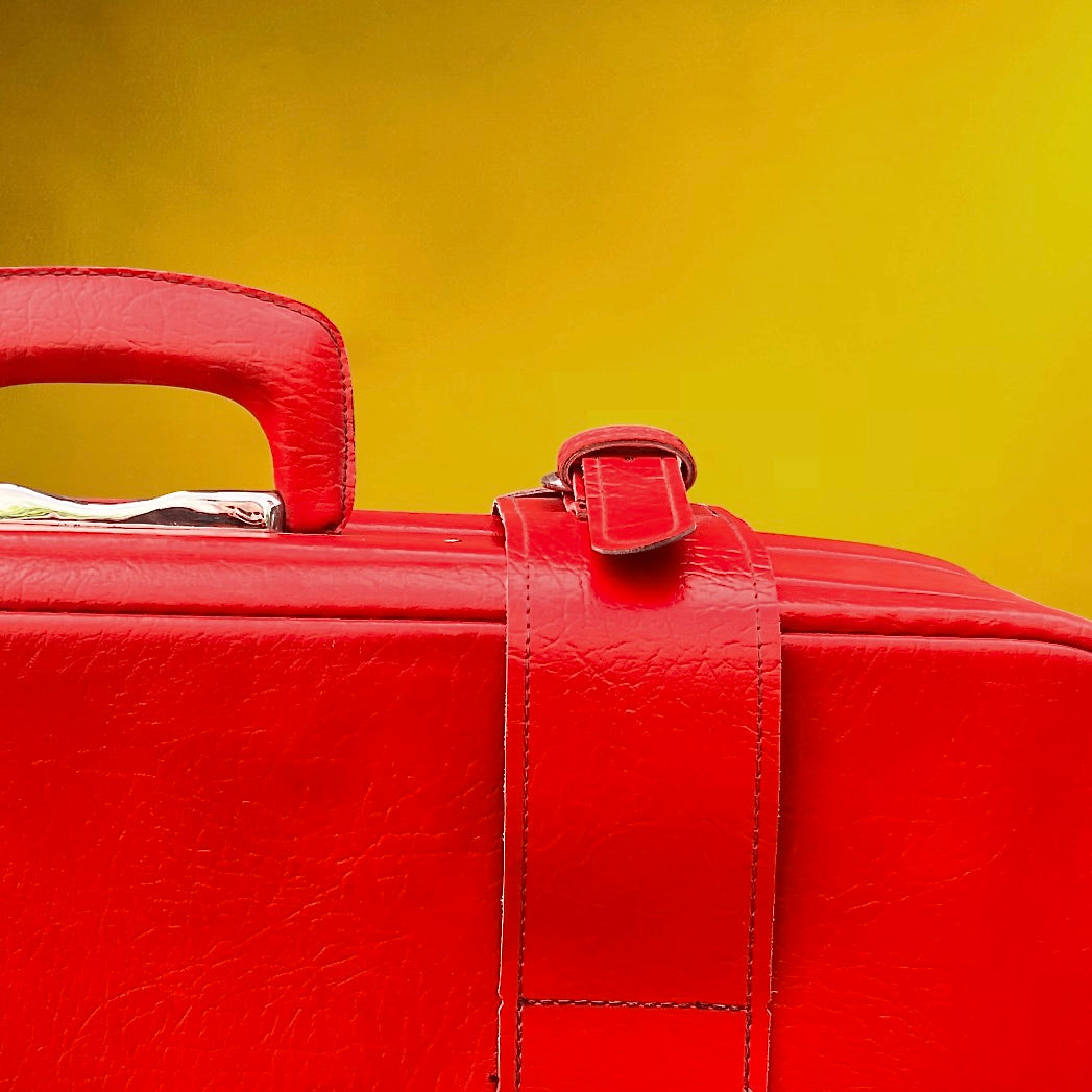 Grande Valise Vintage Rouge en Simili Cuir – Bagage de Voyage Rétro - Années 60 70