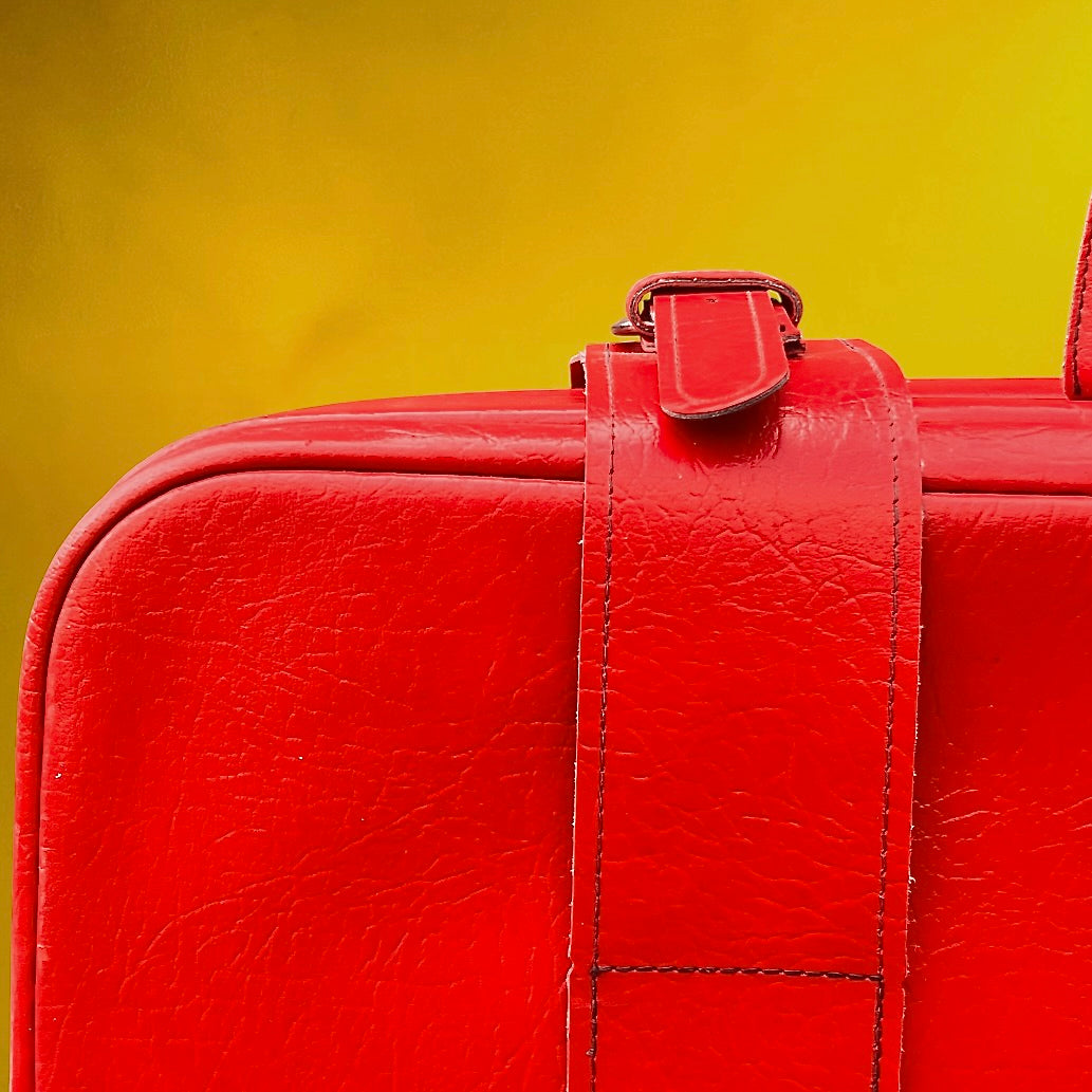Grande Valise Vintage Rouge en Simili Cuir – Bagage de Voyage Rétro - Années 60 70