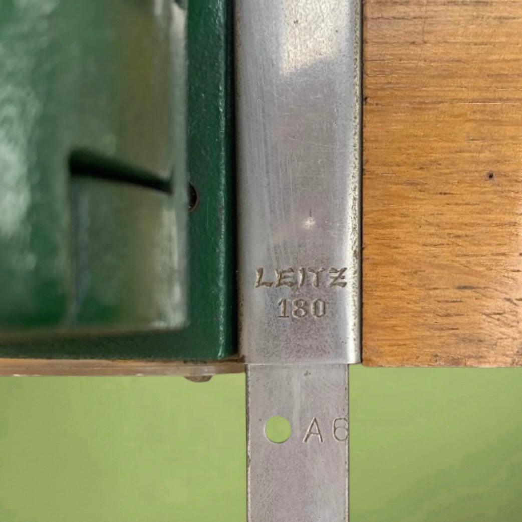 Perforateur De Bureau Ancien LEITZ 180 Métal Vert Socle Bois Papeterie Nias Bruxelles – Années 50 60