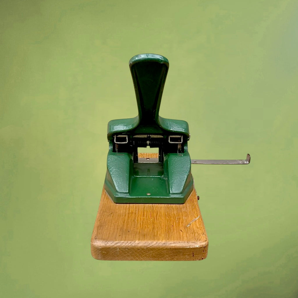 Perforateur De Bureau Ancien LEITZ 180 Métal Vert Socle Bois Papeterie Nias Bruxelles – Années 50 60