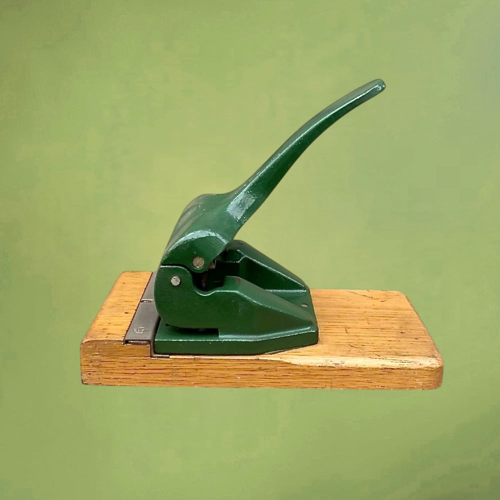 Perforateur De Bureau Ancien LEITZ 180 Métal Vert Socle Bois Papeterie Nias Bruxelles – Années 50 60