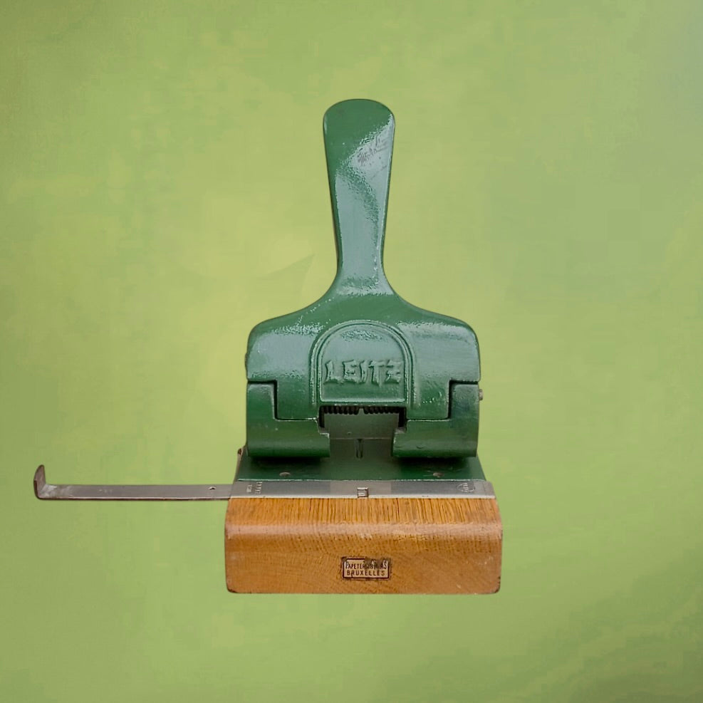 Perforateur De Bureau Ancien LEITZ 180 Vert Sur Socle Bois – Allemagne – Années 50 60

