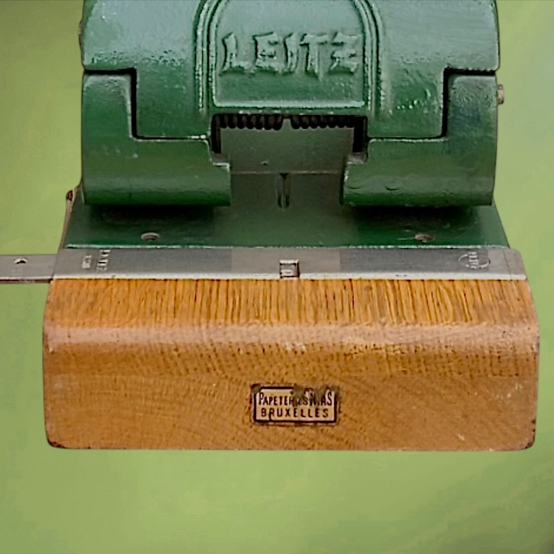 Perforateur De Bureau Ancien LEITZ 180 Métal Vert Socle Bois Papeterie Nias Bruxelles – Années 50 60