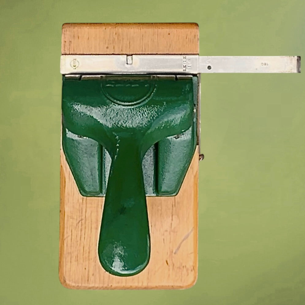Perforateur De Bureau Ancien LEITZ 180 Métal Vert Socle Bois Papeterie Nias Bruxelles – Années 50 60