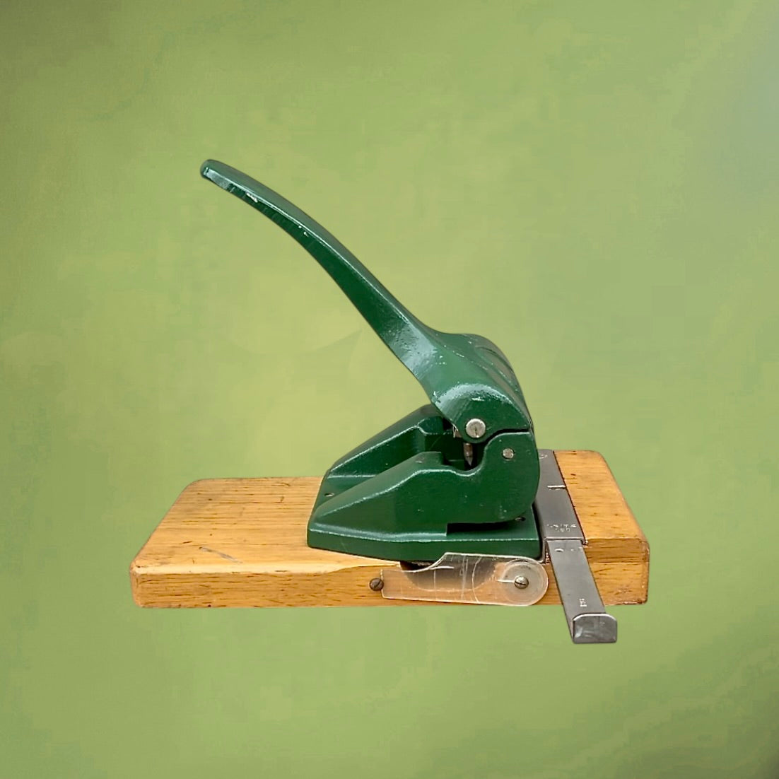 Perforateur De Bureau Ancien LEITZ 180 Métal Vert Socle Bois Papeterie Nias Bruxelles – Années 50 60