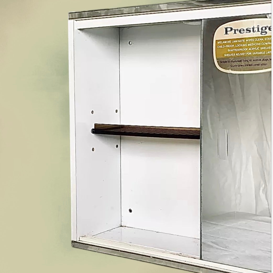 Armoire à Pharmacie Vintage Prestige en Mélaminé Blanc à Clef Miroirs Coulissants – Années 70