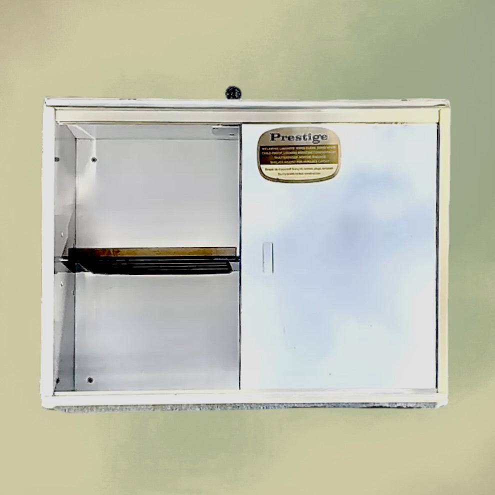 Armoire à Pharmacie Vintage Prestige en Mélaminé Blanc à Clef Miroirs Coulissants – Années 70