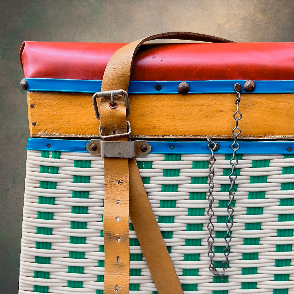 Ancien Panier Siège de Pêcheur Créel en Bois Skaï Rouge et Scoubidou avec Bourriche - Années 50 60