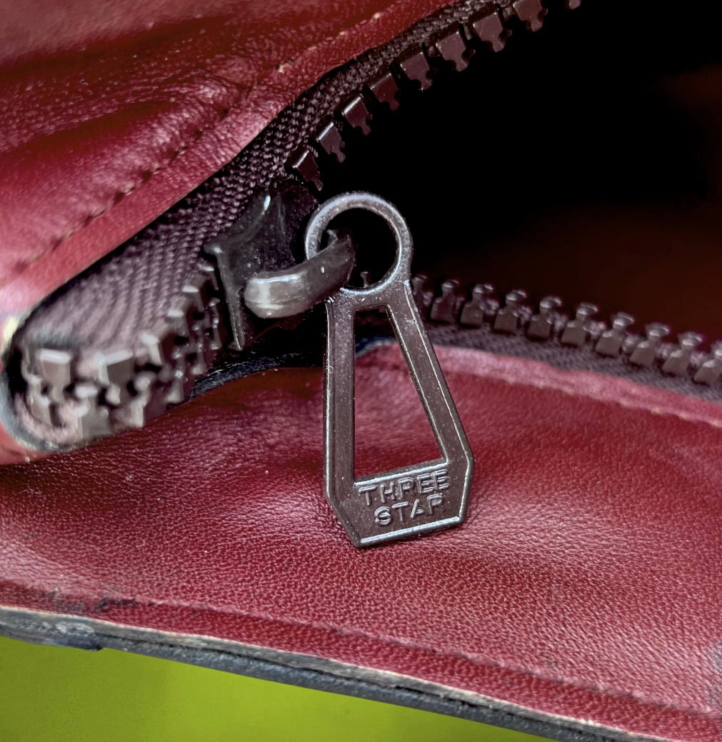 Sac de Tennis Donnay en Cuir Bordeaux avec Poche Raquette – Années 70