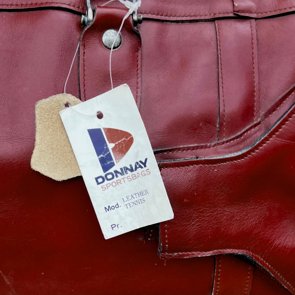 Sac de Tennis Donnay en Cuir Bordeaux avec Poche Raquette – Années 70