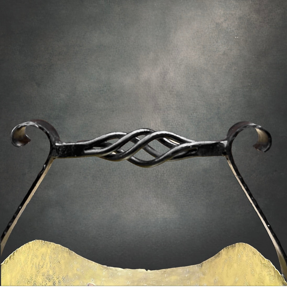 Porte-Bûches en Laiton Texturé et Fer Forgé Noir Style Ancien – Années 50