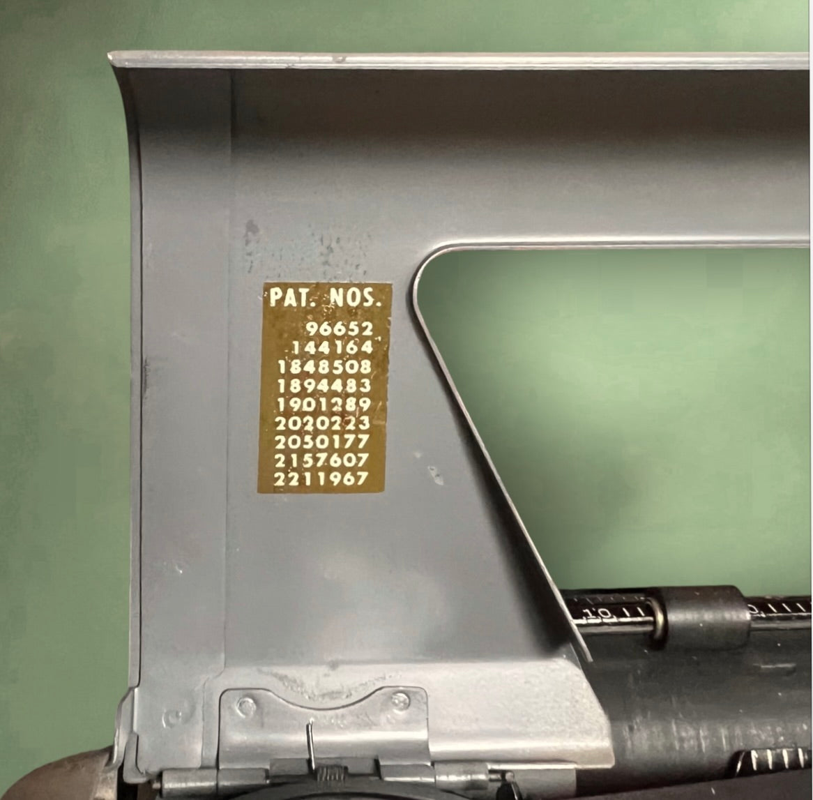 Machine à Écrire Royal Quiet De Luxe avec Valise Clavier AZERTY et Clef– Années 50