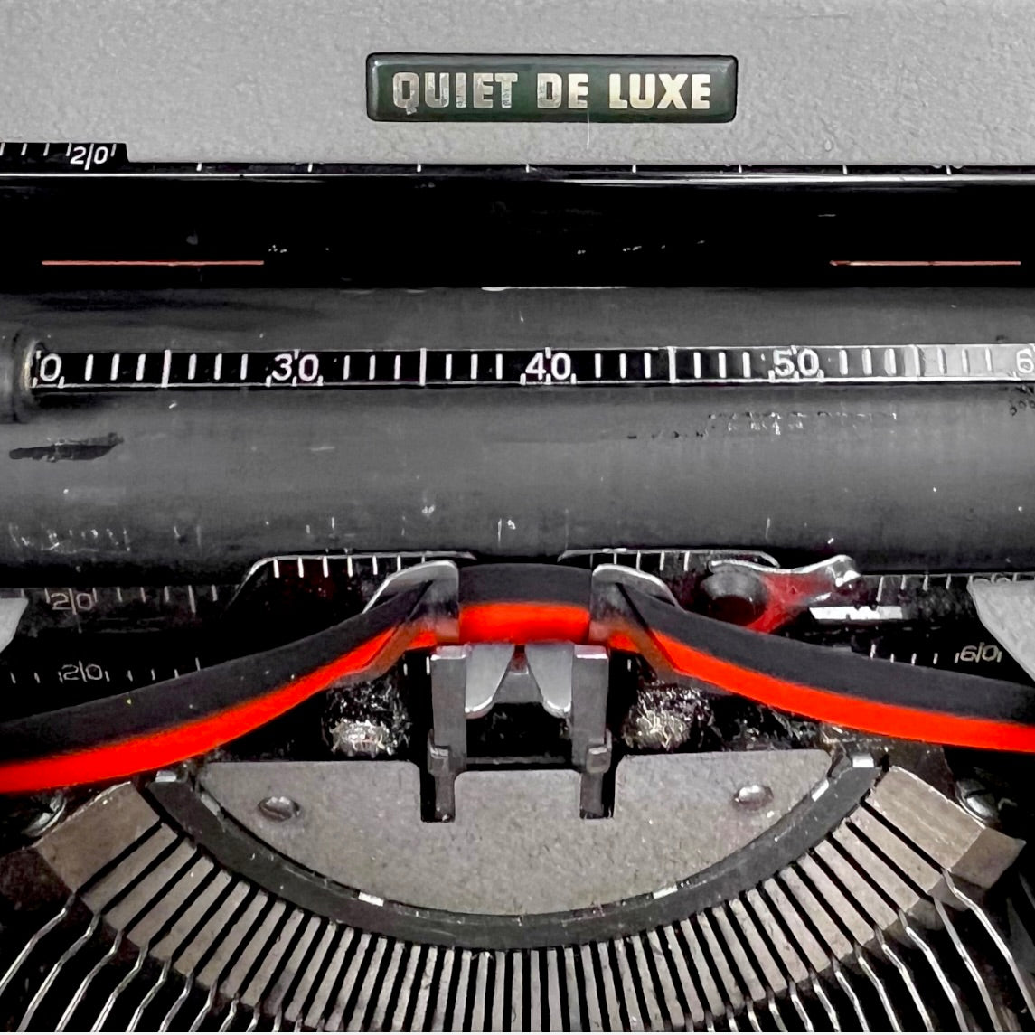 Machine à Écrire Royal Quiet De Luxe avec Valise Clavier AZERTY et Clef– Années 50