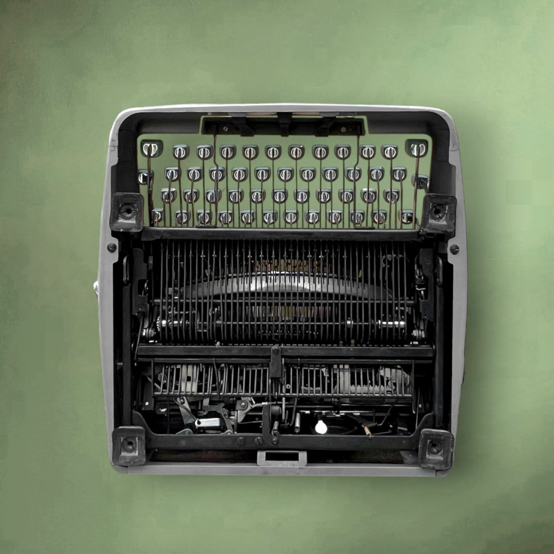 Machine à Écrire Royal Quiet De Luxe avec Valise Clavier AZERTY et Clef– Années 50