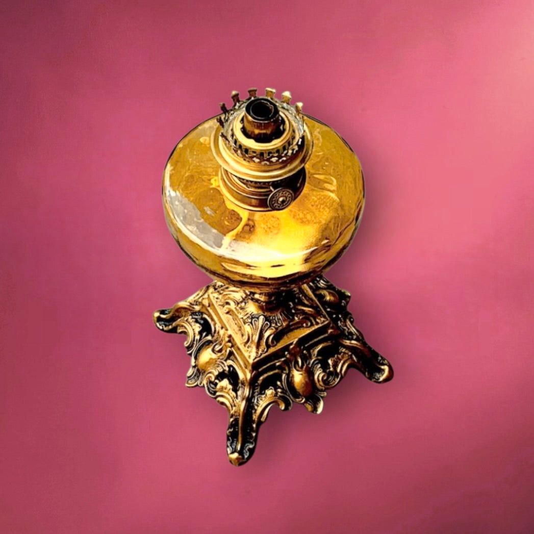 Lampe à Pétrole Ancienne Verre Ambré Métal Bronzé Pied Ornementé – Début XXe