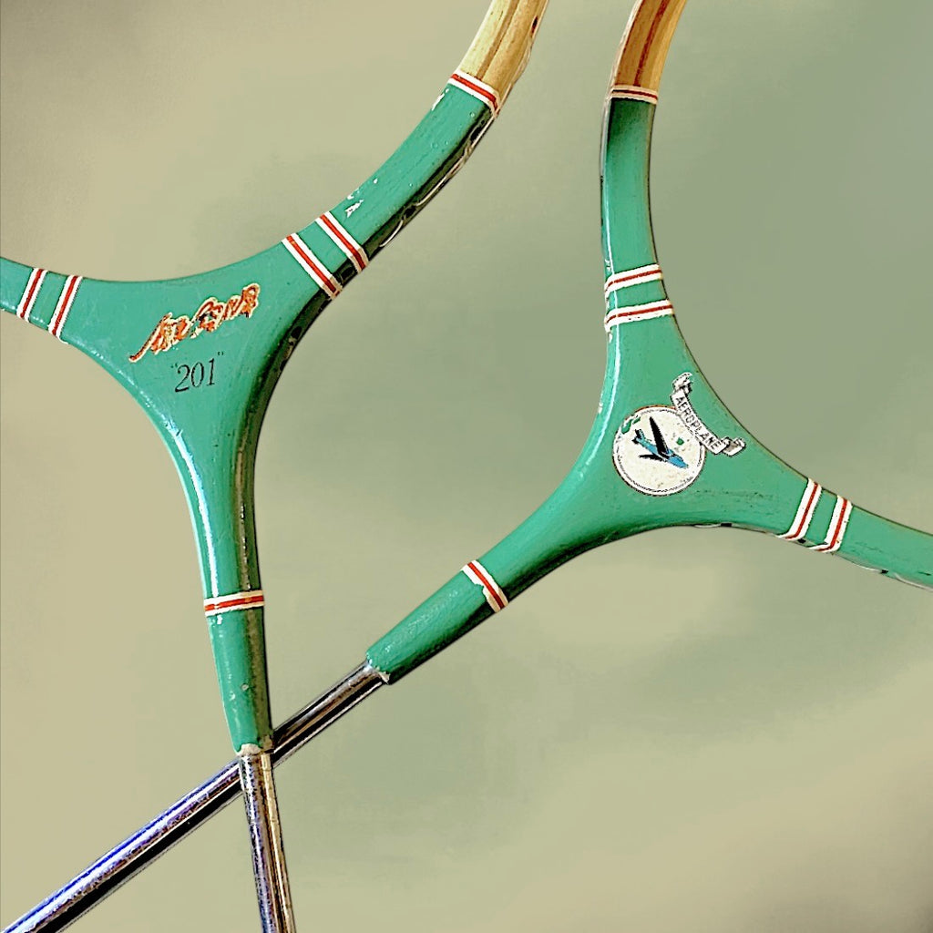 Paire de Raquettes de Badminton Vintage Aeroplane Bois et Métal Made in Shanghai China – Années 60 70