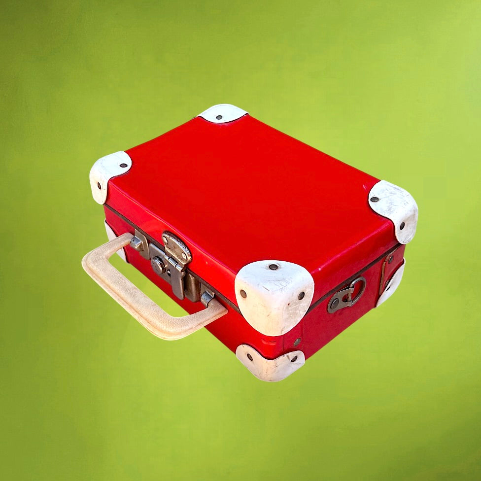 petite-valisette-vintage-rouge-carton-enduit-coins-blancs-miroir-interieur
