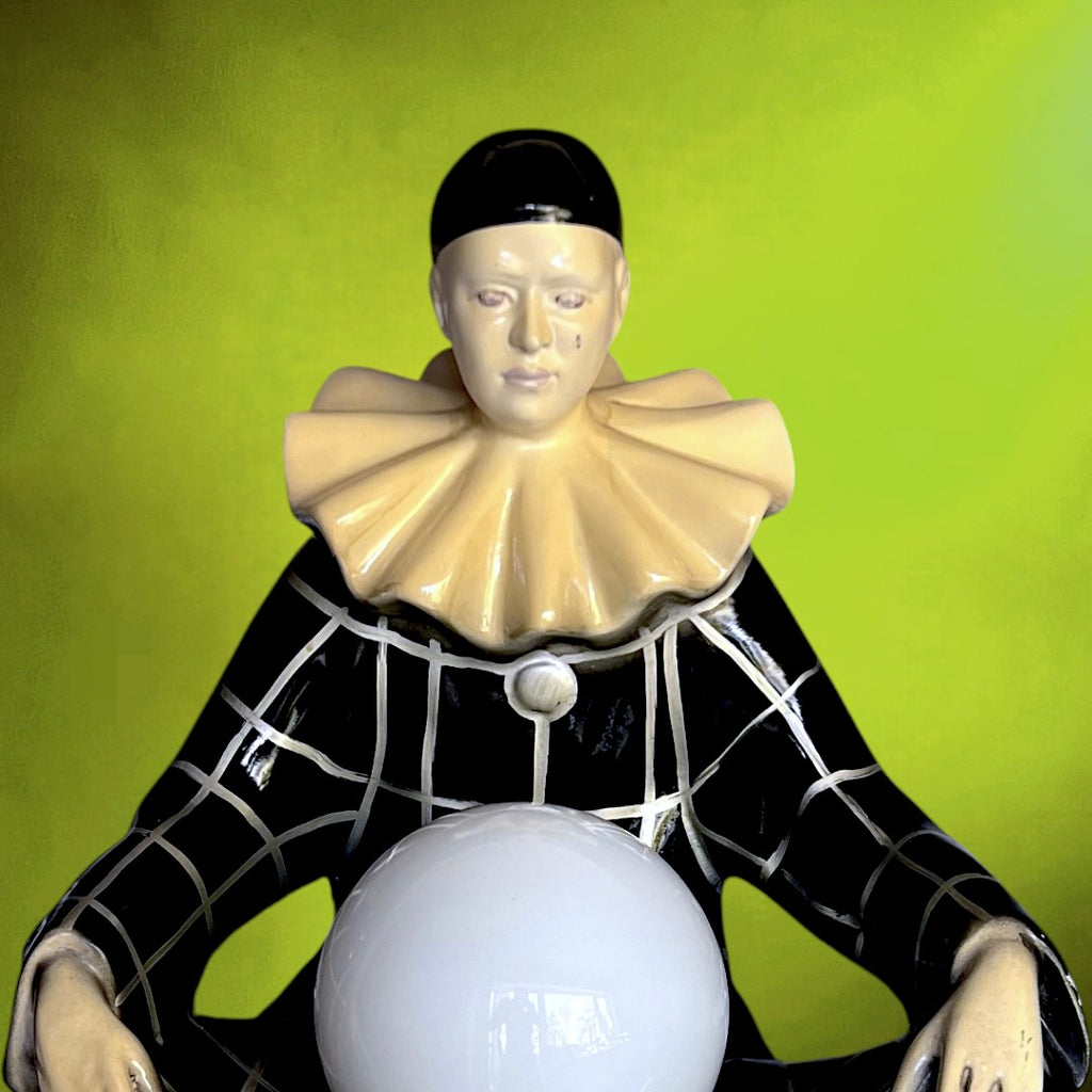 Lampe Figurative Pierrot Arlequin en Résine Peinte Noir et Blanc – Globe Opalin – Années 70