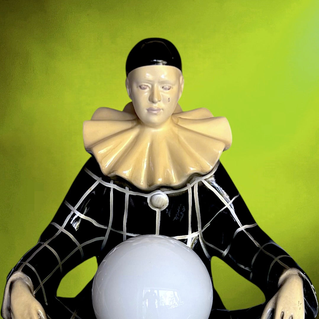 Lampe Figurative Pierrot Arlequin en Résine Peinte Noir et Blanc – Globe Opalin – Années 70