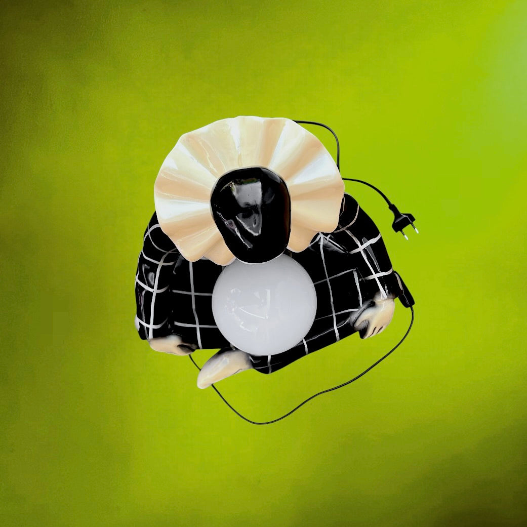 Lampe Figurative Pierrot Arlequin en Résine Peinte Noir et Blanc – Globe Opalin – Années 70
