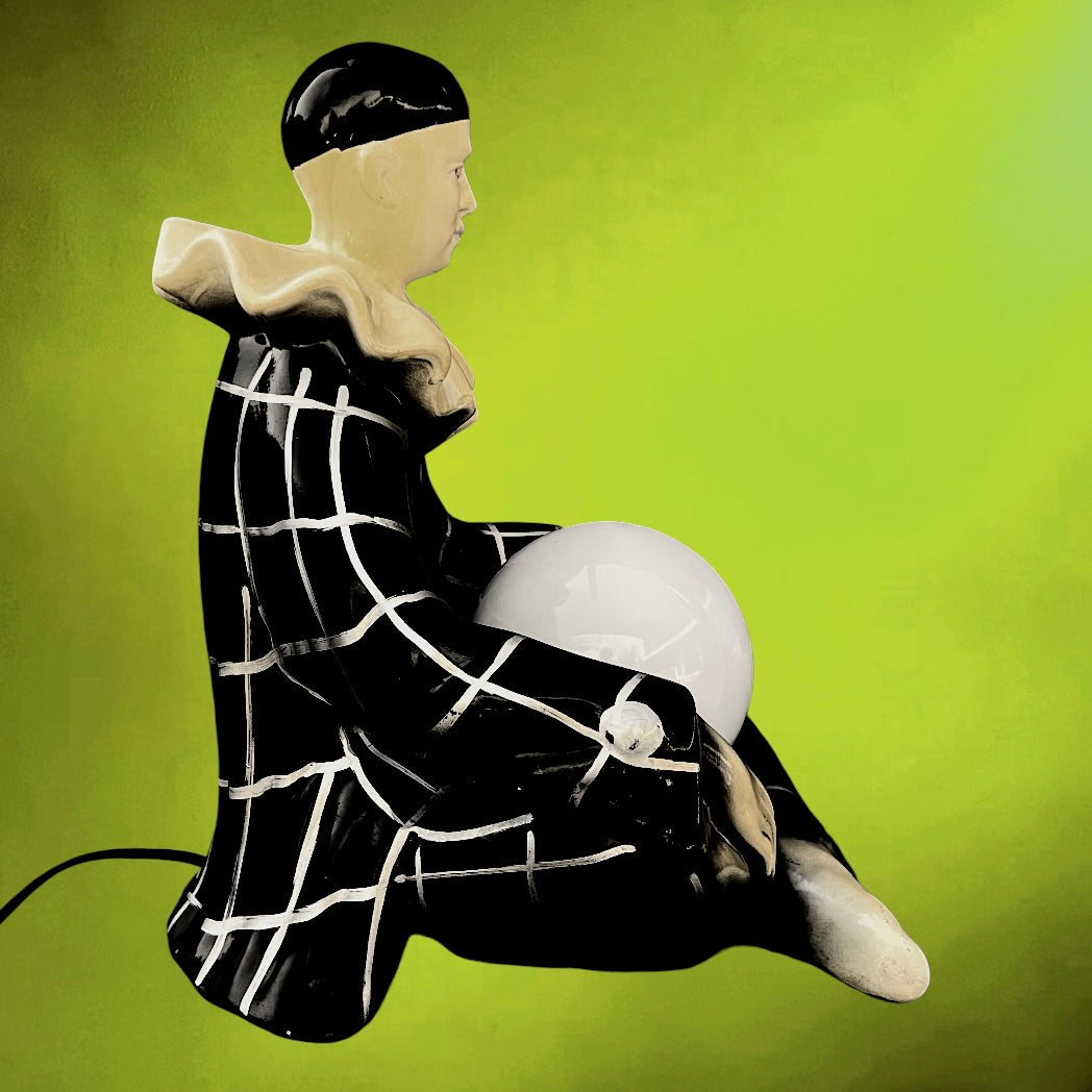 Lampe Figurative Pierrot Arlequin en Résine Peinte Noir et Blanc – Globe Opalin – Années 70