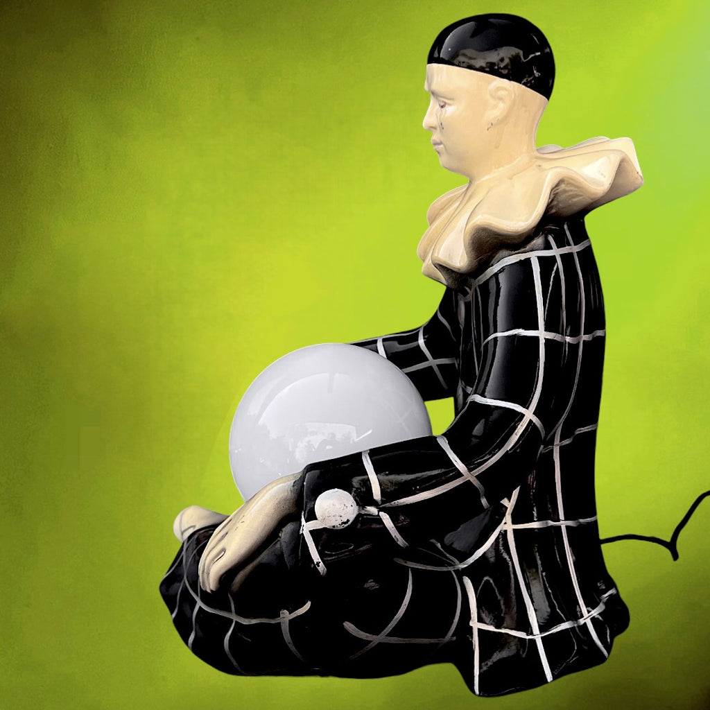 Lampe Figurative Pierrot Arlequin en Résine Peinte Noir et Blanc – Globe Opalin – Années 70
