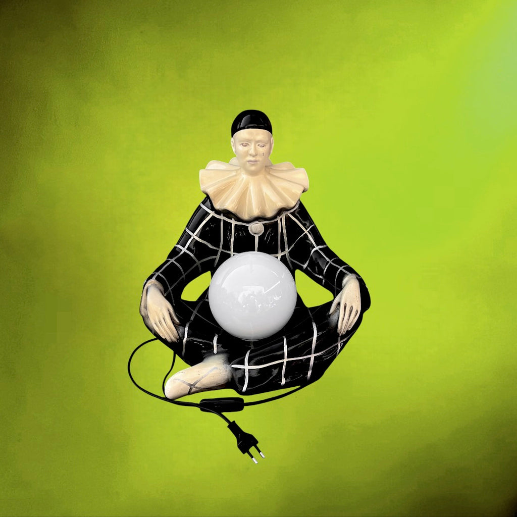 Lampe Figurative Pierrot Arlequin en Résine Peinte Noir et Blanc – Globe Opalin – Années 70
