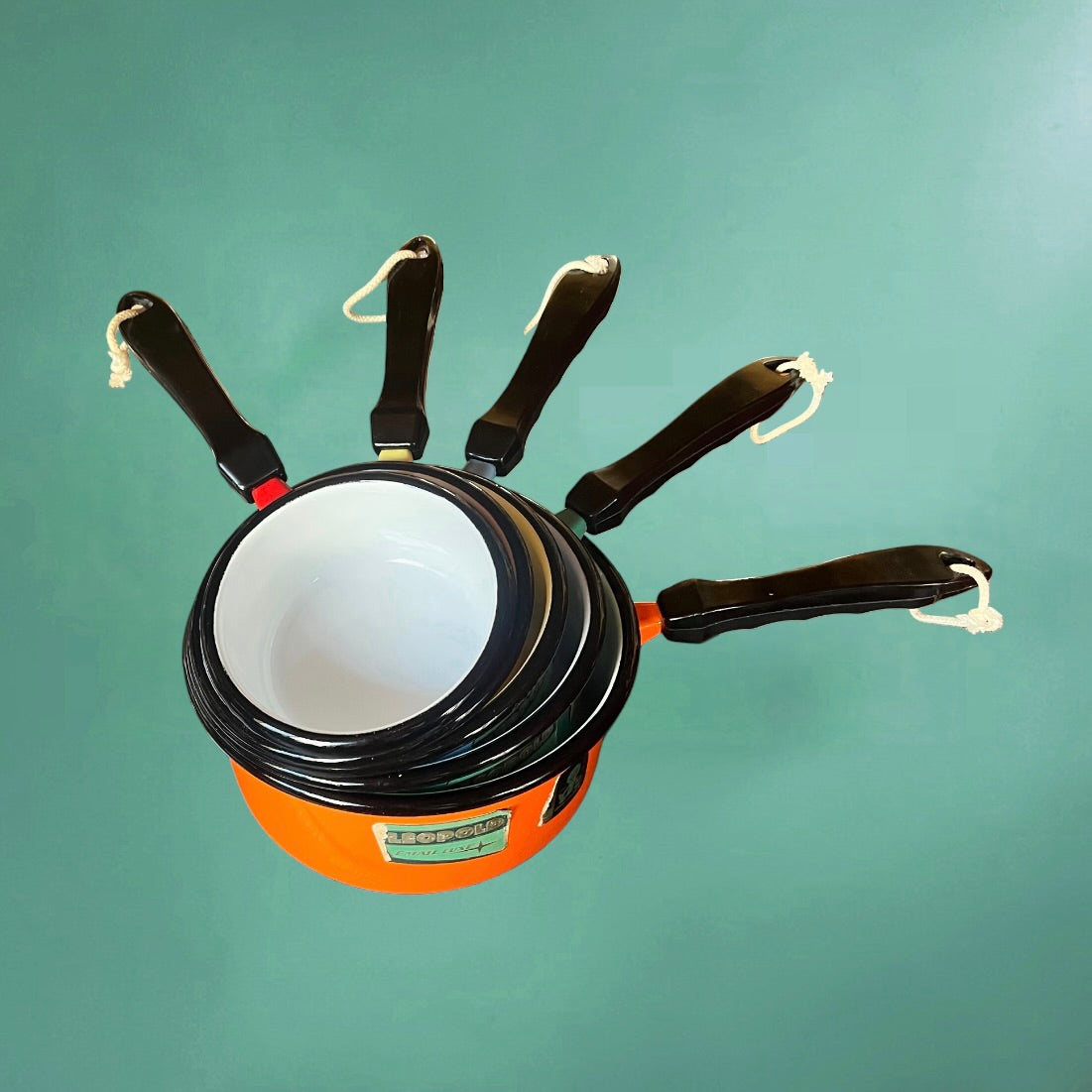 Série de 5 Casseroles Émaillées Vintage Leopold Couleurs Vives Manches Bakélite Années 60